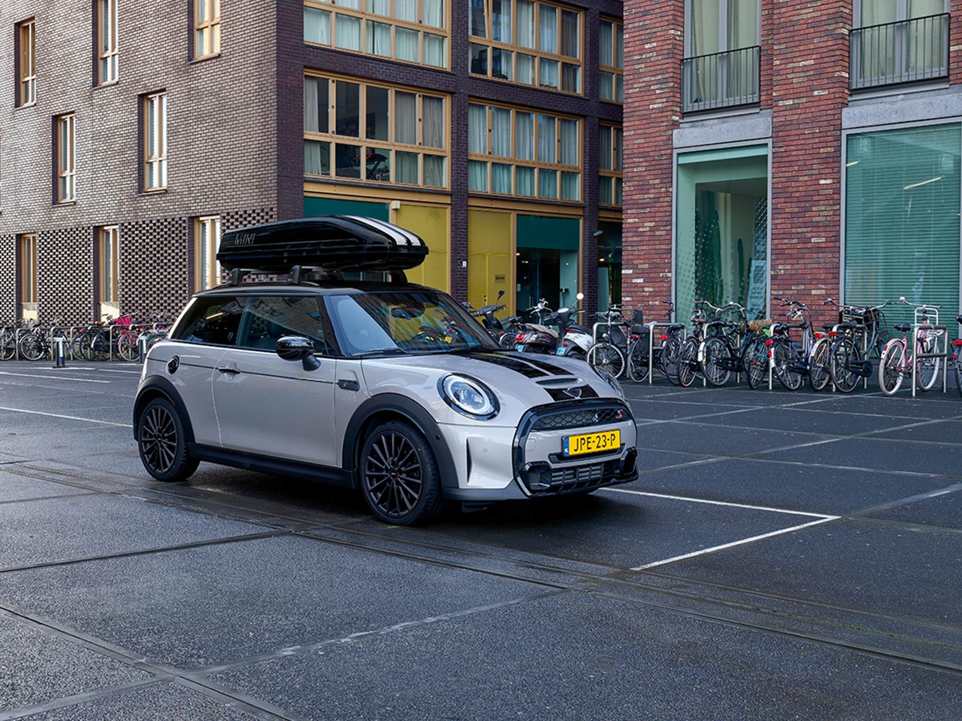 MINI Countryman - система транспортування на даху - кріплення для лиж та сноубордів MINI Countryman - система транспортування на даху - кріплення для лиж та сноубордів